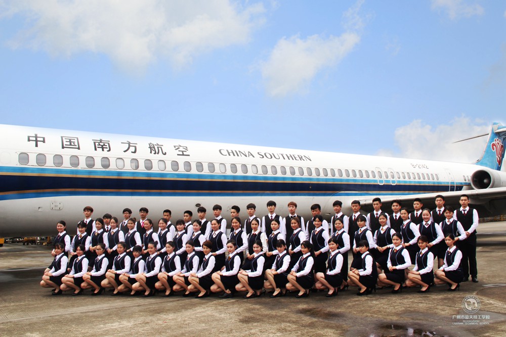 航空专业学生机场见习